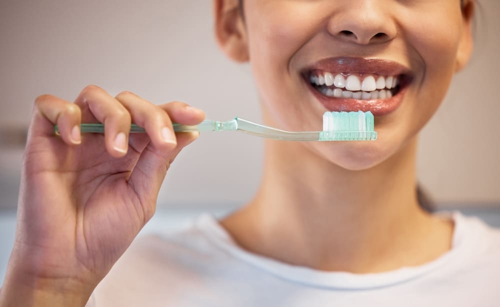 مسواک برقی بهتر است یا معمولی؟ + بررسی مزایا و معایب هرکدام