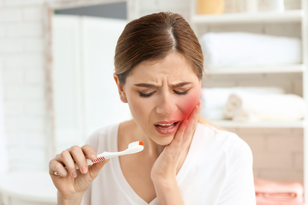 مسواک برقی بهتر است یا معمولی؟ + بررسی مزایا و معایب هرکدام