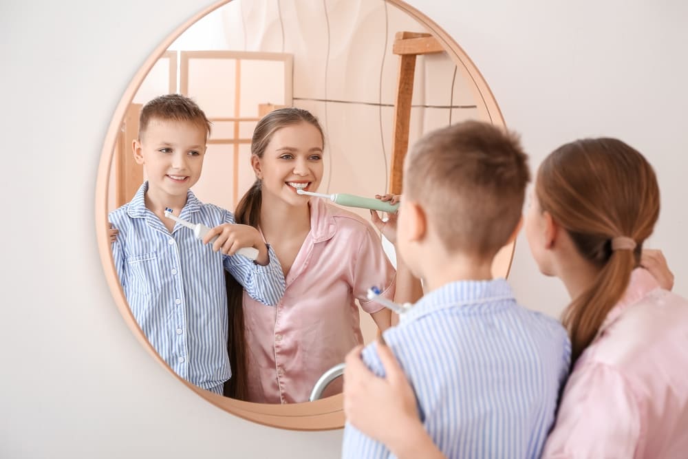 مسواک برقی بهتر است یا معمولی؟ + بررسی مزایا و معایب هرکدام